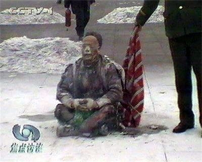 D:\A开新\开新出版社\美国宪法\裸体的共产党人\排版设计\插图\上册\自焚真相\1310281753432120.jpg